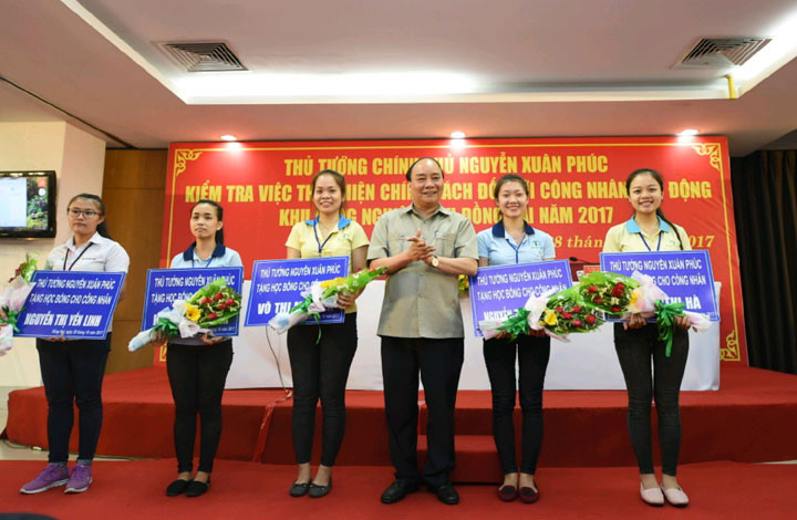 Thủ tướng ủng hộ mong muốn chính đáng này của công nhân và kêu gọi thành lập Quỹ học bổng dành cho công nhân và kêu gọi các tổ chức cá nhân đóng góp, hỗ trợ. Thủ tướng đã tặng 5 suất học bổng cho 5 công nhân Công ty Taekwang Vina có thành tích hoàn thành tốt công việc; trong đó, học bổng cao đẳng 9 triệu đồng/người/năm, học bổng đại học 18 triệu đồng/người/năm./.