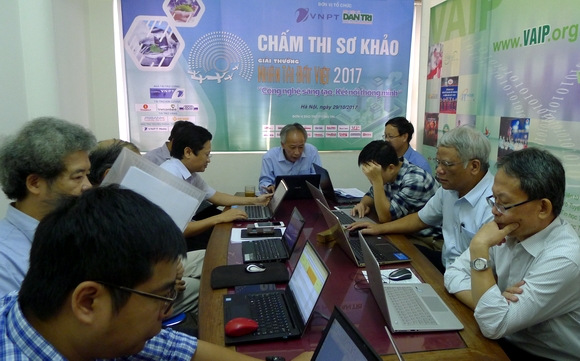 Hội đồng chấm làm việc hoàn toàn độc lập với Ban tổ chức Giải thưởng, trên tinh thần chấm công tâm, khách quan để giúp Ban tổ chức Giải thưởng tìm ra những sản phẩm tốt nhất vào vòng chung khảo Nhân tài Đất Việt 2017. Có lẽ hiếm giải thưởng nào lại có được một hội đồng giám khảo gồm các giáo sư, chuyên gia đầu ngành và hoạt động độc lập với Ban Tổ chức. Đây cũng là một trong những điểm giúp cho Giải thưởng Nhân tài Đất Việt luôn uy tín, được dư luận đánh giá cao và tiếp tục giữ được “lửa sống” mạnh liệt.
