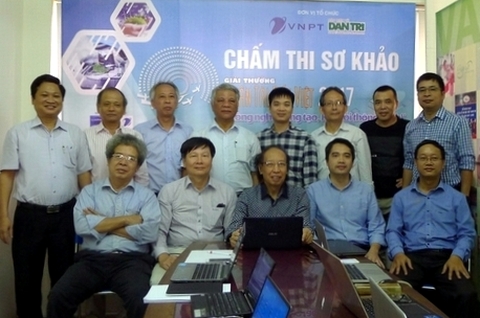 Ban tổ chức chụp ảnh lưu niệm cùng với các thành viên thuộc Hội đồng chấm sơ khảo năm 2017. Dự kiến, kết quả vòng sơ khảo sẽ được công bố tại buổi họp báo vào ngày 31/10 tới.