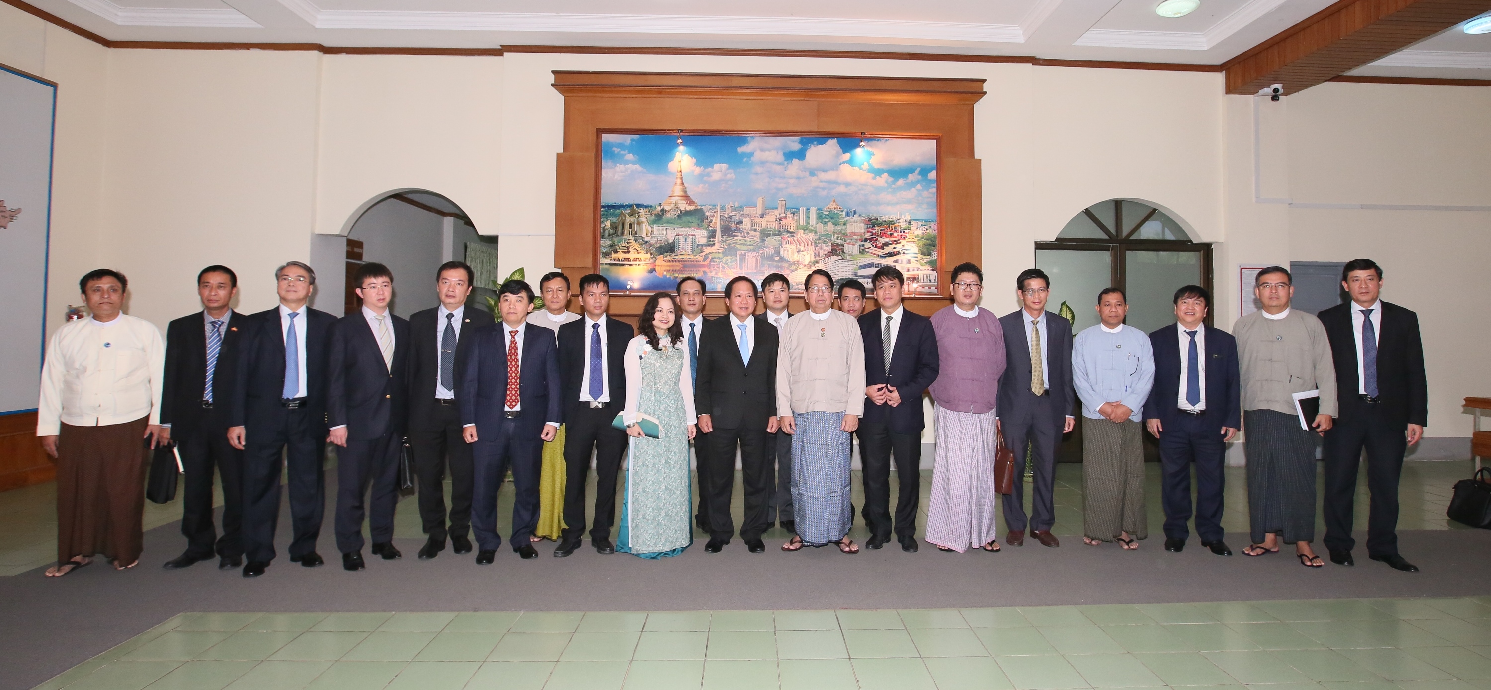 Đoàn công tác của Bộ TT&TT Việt Nam và Đại sứ Việt Nam tại Myanmar chụp ảnh lưu niệm với lãnh đạo Bộ Thông tin Myanmar