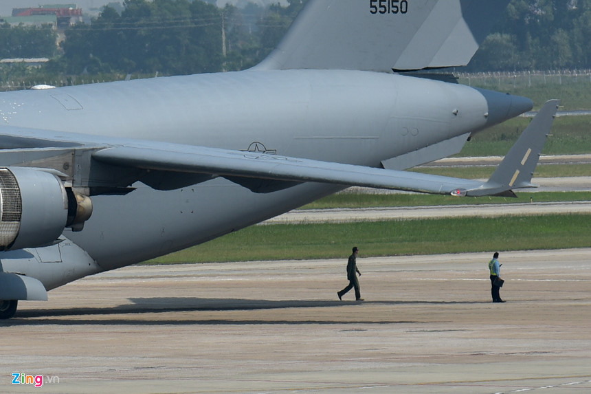 Boeing C-17 Globemaster III là máy bay vận tải quân sự hạng nặng ra mắt năm 1993, được phục vụ trong không quân Mỹ và một số nước khác. C-17 có chiều dài 53 m và sải cánh rộng 52 m, có thể mang được 78 tấn hàng hoá hoặc 158 người.