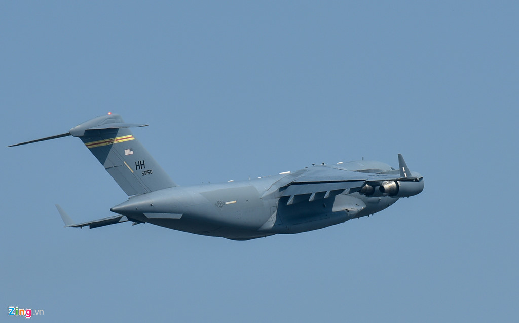 C-17 có thể vận chuyển được hầu hết thiết bị chiến đấu di động của quân đội Mỹ như xe tăng M1 Abrams, xe bọc thép M2/M3 Bradley hoặc 4 máy bay trực thăng vận tải UH-60 Blackhawk, 2 máy bay trực thăng tấn công AH-64 Apache. C17 cần 2 phi công và một người phụ trách bốc hàng mỗi khi thực hiện nhiệm vụ. Giá của một chiếc C-17 tại Mỹ vào khoảng 218 triệu USD.
