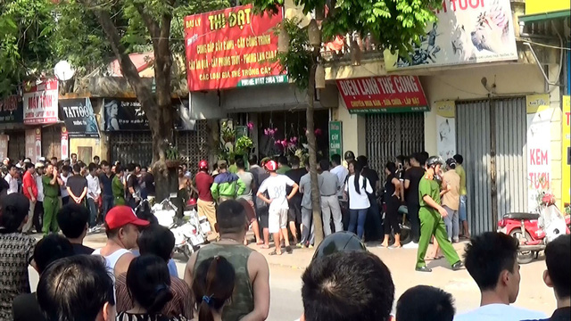 Lực lượng công an bao vây hiện trường để triển khai phương án giải cứu con tin. Ảnh: Tuổi trẻ