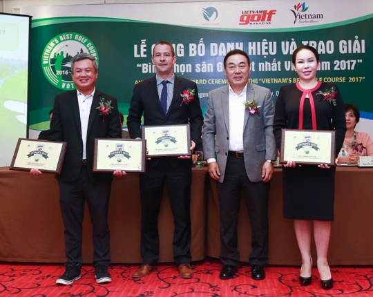 Ông Evans Mahoney (Thứ hai từ trái sang) Giám đốc vận hành các sân golf phía Bắc, Tập đoàn BRG nhận giải thưởng “Best Caddie Course 2017 – Sân gôn có Caddie Tốt nhất 2017” dành cho BRG King Island Golf Resort