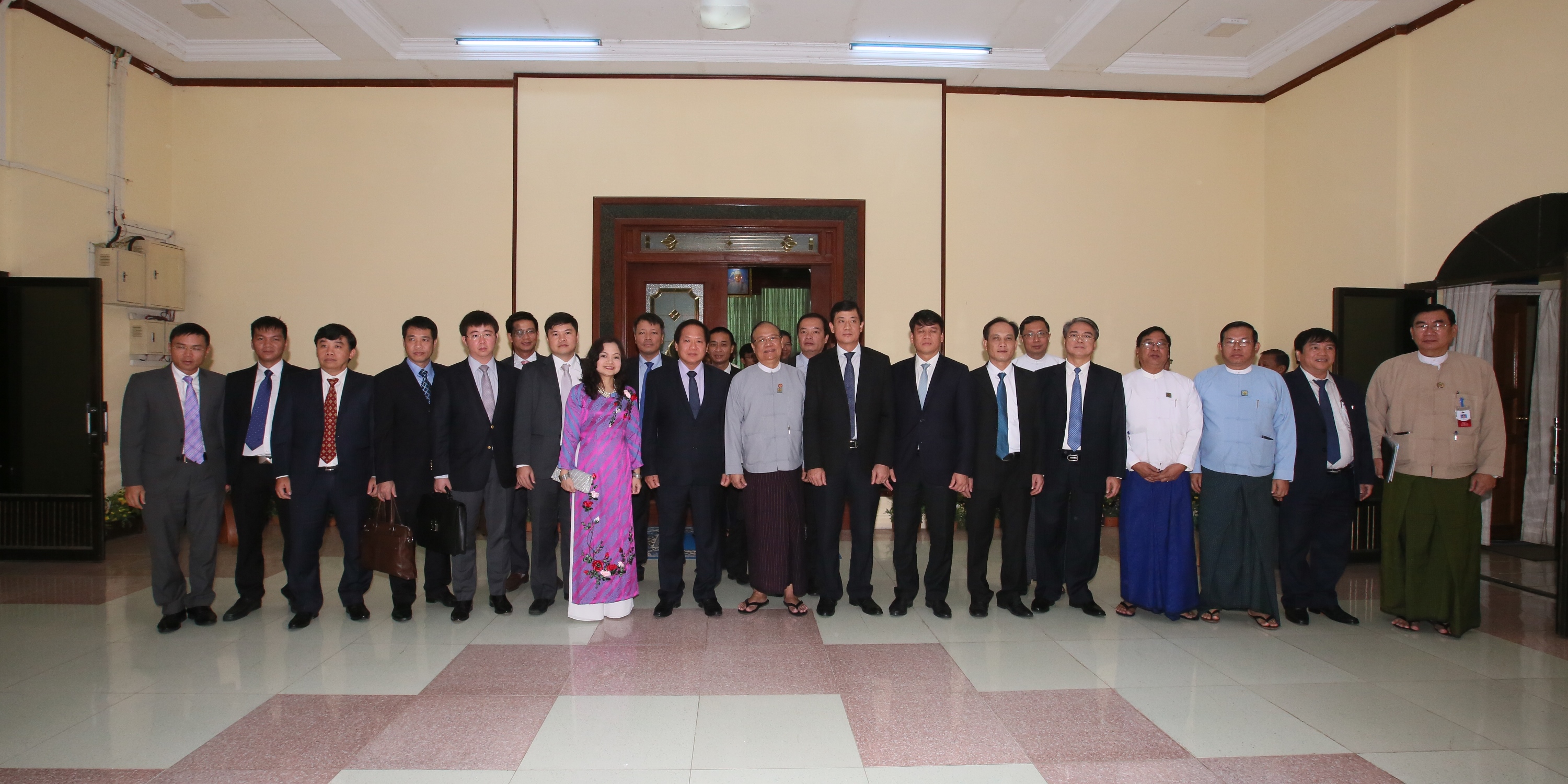 Đoàn công tác của Bộ TT&TT VN chụp ảnh lưu niệm cùng Bộ trưởng Bộ GT&TT Myanmar.