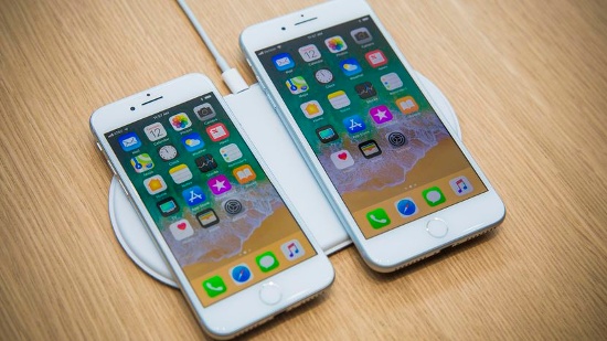 Nếu như vậy thì tại sao iPhone 8 lại đắt như vậy, thực tế thì việc chuyển sang mặt lưng bằng kính cường lực chính là để hỗ trợ cho chức năng sạc không dây mới lần đầu tiên được Apple trang bị cho iPhone. Một thay đổi khác là iPhone 8, giống như iPhone 7 trước đó đã được loại bỏ giắc cắm tai nghe mà iPhone 6s từng có. 