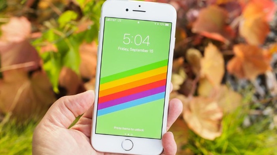 Tuy nhiên màn hình iPhone 8 có độ sáng cao hơn, tăng từ 500 nit lên 625 nit (giống như iPhone 7) giúp đọc trực tiếp dưới ánh nắng mặt trời tốt hơn. Màn hình iPhone 8 giờ đây được tích hợp công nghệ ’True Tone’.