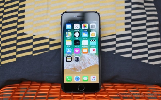 Hiệu năng: Như thường lệ, iPhone 8 sẽ đi kèm với bộ vi xử lý mới nhất và mạnh nhất. Vì vậy mà hiệu năng của thiết bị cũng cao hơn rất nhiều so với iPhone 6s. So với iPhone 7 gần nhất thì chipset A11 Bionic mới của iPhone 8 nhanh hơn 25% khi chạy tối đa và chạy nhanh hơn 70% khi chạy đa nhiệm. Khả năng đồ họa cũng nhanh hơn 30%.