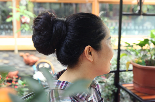 Chị Lan chia sẻ, khoảng 3, 4 ngày chị gội đầu một lần, mỗi lần gội cũng phải mất hàng tiếng đồng hồ.
