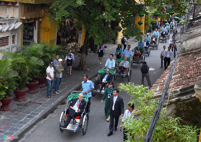 Chiều 20/10, Sở Văn hóa, Thể thao & Du lịch Quảng Nam tổ chức tour tham quan phục vụ Hội nghị Bộ trưởng Tài chính dành cho bộ trưởng, thứ trưởng, thống đốc, phu nhân/phu quân và các đại biểu tham dự Hội nghị Bộ trưởng Tài chính - Tuần lễ cấp cao APEC Việt Nam 2017 tại phố cổ Hội An. 