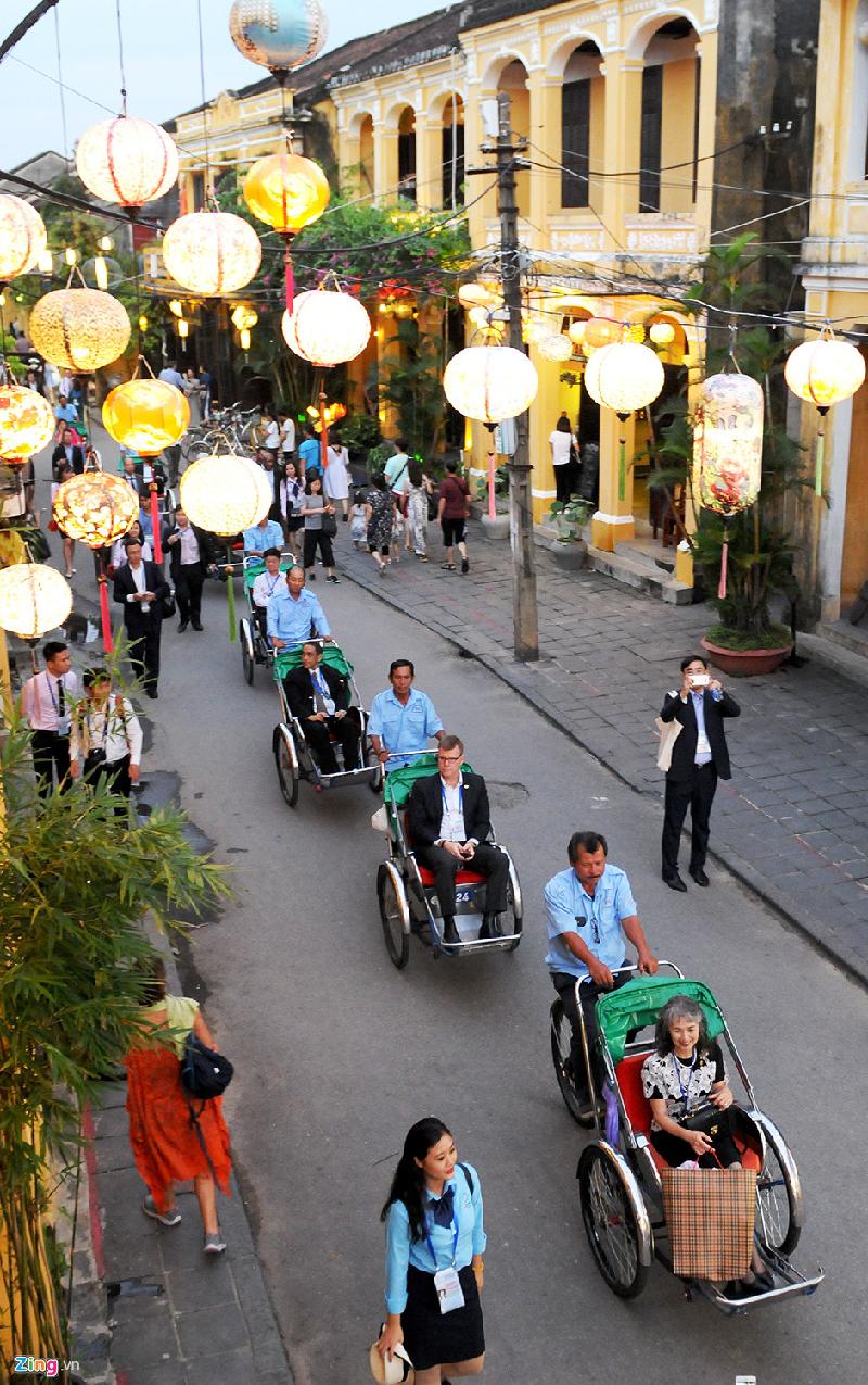 Đoàn lãnh đạo cấp cao Bộ Tài Chính 21 nền kinh tế thành viên APEC tham quan đường Trần Phú, TP Hội An bằng xích lô.