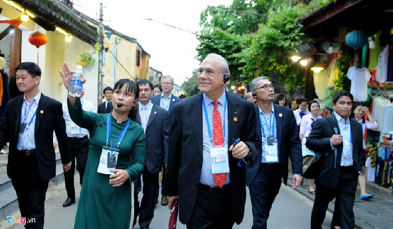 Lanh dao Tai chinh cap cao APEC tham quan pho co Hoi An hinh anh 5 Ông José Ángel Gurría Trevino - Tổng thư ký OECD thích thú thưởng ngoạn kiến trúc phố cổ Hội An (Quảng Nam).