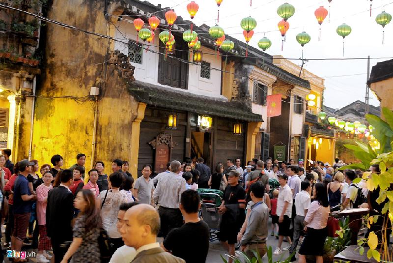 Các đại biểu dự Hội nghị Bộ trưởng Tài chính tham quan nhà cổ Tấn Ký trên đường Nguyễn Thái Học. Nhà cổ này là một hiệu buôn nổi tiếng được xây dựng từ cuối thế kỷ 18 đến nay vẫn còn nguyên vẹn, kiến trúc nhà ống xây thành 4 gian khác nhau. 