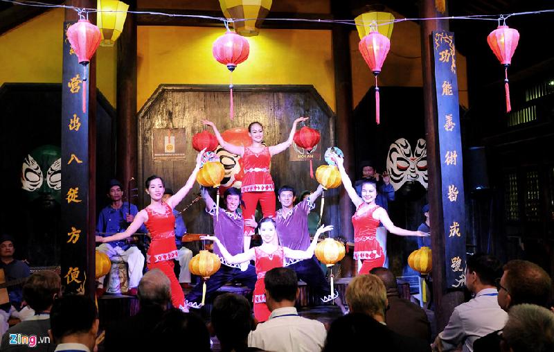 Lanh dao Tai chinh cap cao APEC tham quan pho co Hoi An hinh anh 10 Các nghệ sỹ biểu diễn nhiều tiết mục âm nhạc truyền thống Việt Nam phục vụ các đại biểu dự Hội nghị Bộ trưởng Tài chính. 