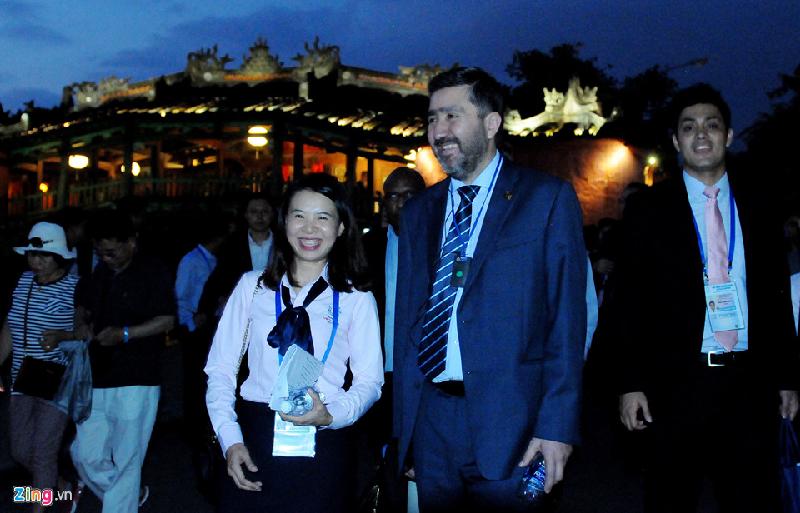  Lanh dao Tai chinh cap cao APEC tham quan pho co Hoi An hinh anh 14 Các đại biểu tham quan chùa Cầu, di tích thể hiện sự giao lưu văn hóa đa dạng của các cộng đồng cư dân một thời đã từng cộng cư làm ăn ở thương cảng Hội An. Chùa Cầu được các thương gia Nhật xây dựng từ thế kỷ 17 khi họ qua đây giao dịch thương mại. 