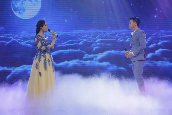 Mở màn cho Nhạc Hội Quê Hương tuần này là màn kết hợp đặc biệt của Lưu Trúc Ly và Huỳnh Thanh Vinh. Tiếng hát nhẹ nhàng, da diết của Lưu Trúc Ly hoà quyện cùng giọng nam trầm, tình cảm của Huỳnh Thanh Vinh qua ca khúc Hai lối mộng làm cho cả khán phòng lắng đọng trước câu chuyện tình yêu dang dở.