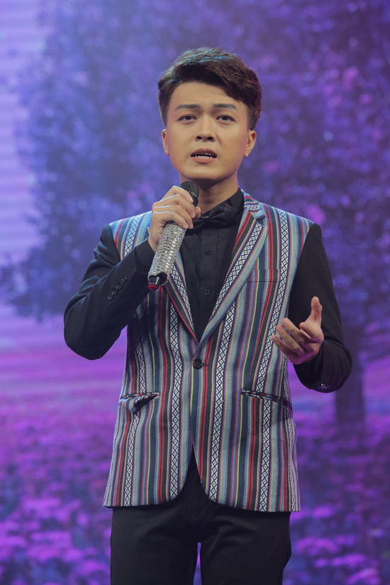 Với chủ đề Lời Chưa Nói, Khánh Hoàng mang đến sân khấu ca khúc Nàng yêu hoa tím khiến người nghe buồn đến nao lòng. Anh chàng thể hiện sắc thái của một màu tím buồn hệt như tâm tư của những người thương thiệt thương nhưng chưa dám ngỏ lời.
