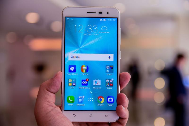 Asus ZenFone 3 (giá 5,7 triệu đồng): Đây là chiếc smartphone tầm trung đáng cân nhắc. Asus ZenFone 3 còn được mệnh danh là thiết bị “tiền nào của nấy” với vi xử lý tạm ổn, màn hình hiển thị lớn 5,5 inch, tuổi thọ pin khá ổn, thiết kế chắc chắn…