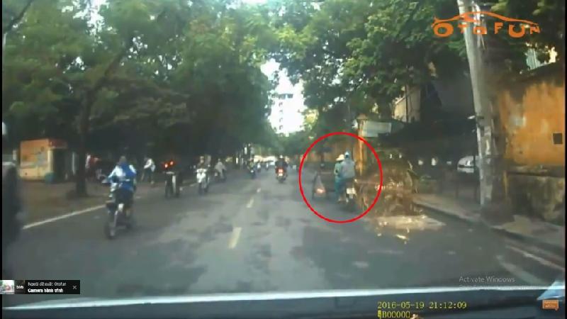 Mải mê sử dụng điện thoại, tông thẳng vào công nhân vệ sinh môi trường