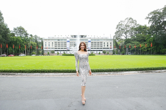 Á hậu Lệ Hằng – Đại diện Việt Nam tại Miss Unievrse 2016, mentor chính của chương trình xuất hiện đầy rạng rỡ, chào đón Top 70 và không quên dặn dò các thí sinh phải chuẩn bị tinh thần để đối mặt với những thử thách cam go không lường được ở phía trước.