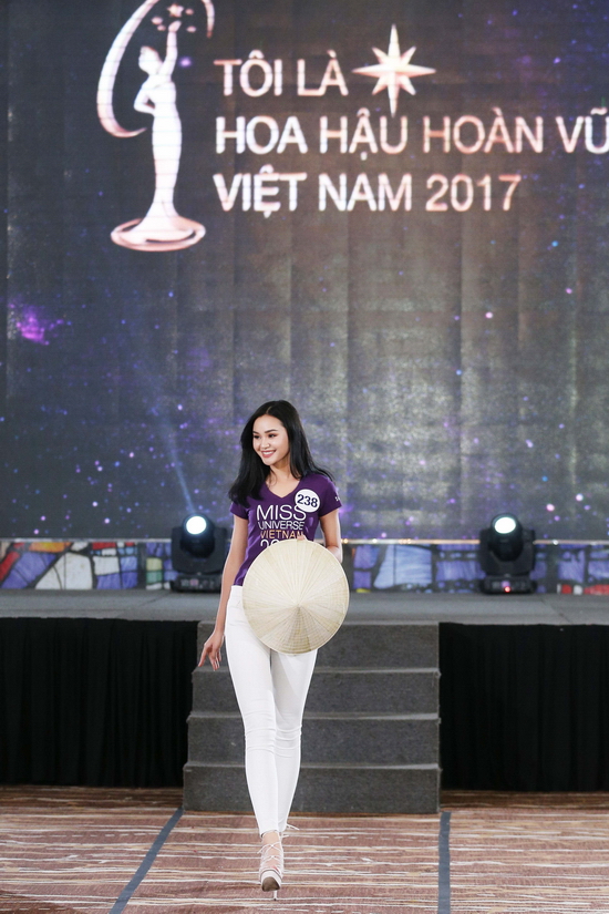 Ngay sau phần tập luyện, các thí sinh áp dụng những gì mình vừa học được vào trong phần thử thách cùng những đạo cụ như đôi cánh, lụa, nón lá…