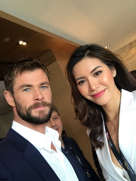 Minh Tú tươi tắn khi chụp ảnh cùng nam diễn viên Chris Hemsworth