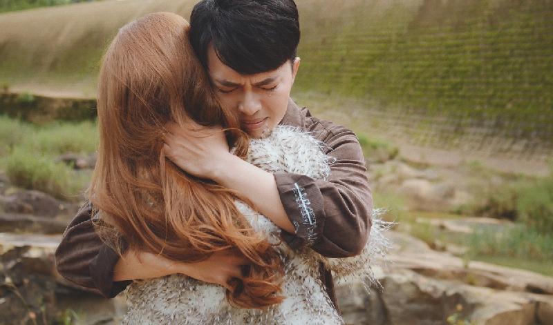 Câu chuyện mà MV Lặng Lẽ Yêu Nhau kể về chàng trai chủ động chia tay trước khi biết mình sắp mất đi đôi mắt.