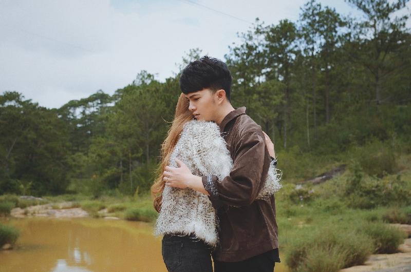 Theo đó, trong MV anh có cảnh ôm chặt bạn diễn Tường Vy và khóc nói lời chia ly. Tường Vy vốn là bạn học cùng trường Sân khấu Điện ảnh với nam ca sĩ. Trong dịp tình cờ gặp nhau ở Đà Lạt, Nam Cường đã mời bạn cũ đóng minh họa cho MV mới. 