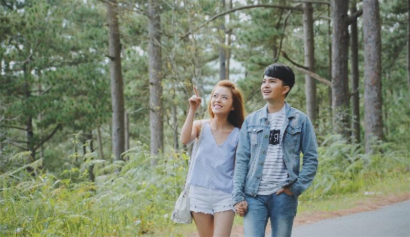 Mỗi lần làm MV có cảnh thân mật với các nữ diễn viên, anh toàn trốn, chứ không bao giờ ngồi xem cùng vợ. Tuy vậy, nam ca sĩ biết, vợ 9X hoàn toàn thông cảm cho nghề nghiệp của anh.