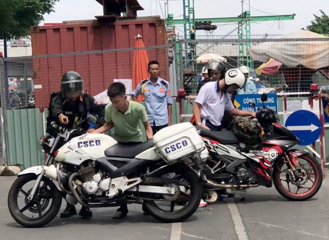 Nam sinh chạy xe Exciter 150 phân khối dù chưa đủ tuổi. Ảnh: Cắt từ clip.