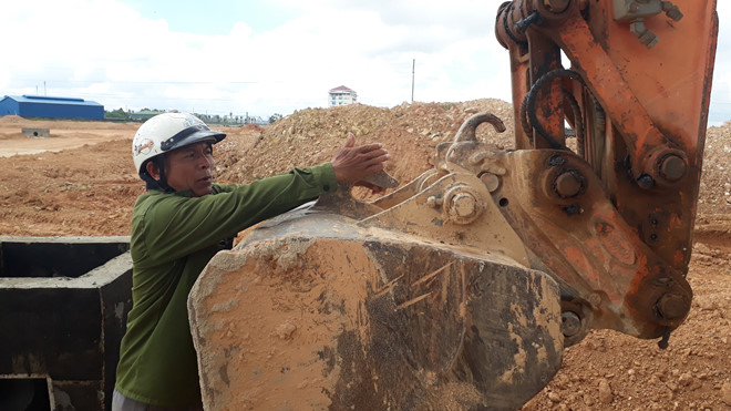 Ống bê tông được treo vào cần cẩu xe múc. Ảnh: T.H.