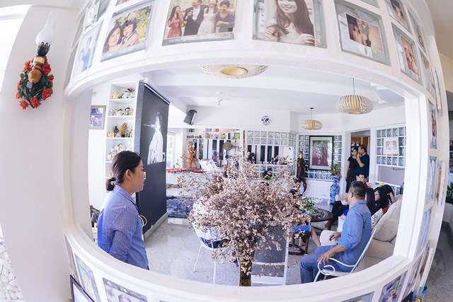 Bước sang tuổi thất thập, nhạc sĩ Trần Tiến vẫn trẻ trung và phong độ với quần jean lửng, áo thun mỗi khi đi dạo biển cùng vợ.