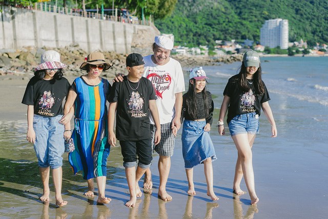 Vợ nhạc sĩ Trần Tiến cũng rất vui vẻ khi các cháu nhỏ đến nhà chơi nhân dịp Trung thu