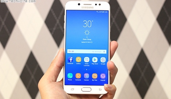 Với kích thước vừa phải và các góc đều được bo tròn, cảm giác cầm J7 Plus trên tay khá dễ chịu. Thân máy nặng, đầm tay hơn một chút so với thế hệ trước. 