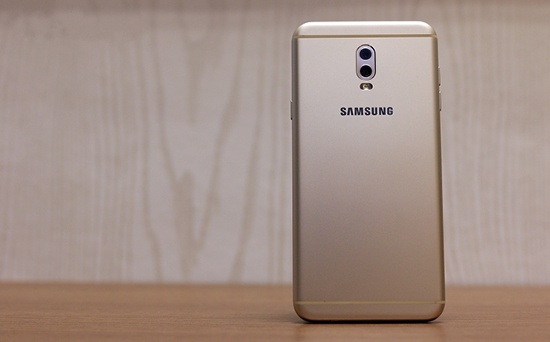 Mặt lưng của Galaxy J7 Plus hơi khác một chút so với J7 Pro với tấm kim loại nguyên khối lớn, vị trí hai dải nhựa là nơi thu phát sóng tách biệt hẳn tấm kim loại ở hai đầu phía trên và dưới. Bề mặt kim loại được sơn mịn không bị trơn và dính bám vân tay. 
