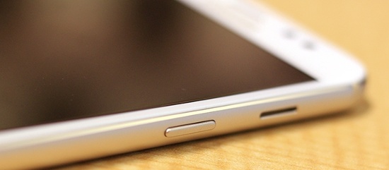 Cạnh bên phải của Galaxy J7 Plus là phím nguồn và loa ngoài. Vị trí loa này giúp giảm khả năng loa bị tay che mất khi cầm chơi game, xem phim. Chất lượng loa chỉ ở mức trung bình, không có gì đặc biệt. 