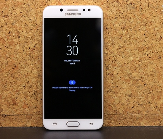 Samsung Galaxy J7 Plus được cài đặt sẵn phiên bản Android 7.1.1 Nougat với RAM 4GB và bộ nhớ trong 32GB và hỗ trợ khe cắm thẻ nhớ mở rộng tối đa 256GB.