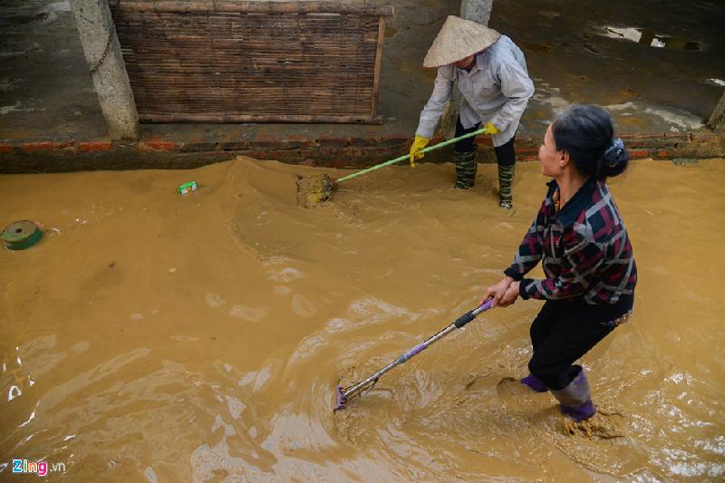 Người dân tất bật dọn bùn đất sau 6 ngày sống trên sông