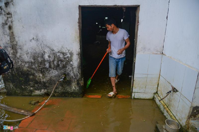 Nước còn đọng lại một chút ở sân, gia đình anh Nguyễn Văn Ban (xã Tân Tiến) chưa dám về nhà ở vì xung quanh có rất nhiều rắn, bò cả vào nhà. “Có nhà mà như không, tôi tranh thủ nước rút đến đâu thì quét đến đấy, chắc phải đợi nước rút hẳn thì mới không lo có rắn’, anh Bân vừa cầm chổi khua khoắng tìm rắn vừa nói.