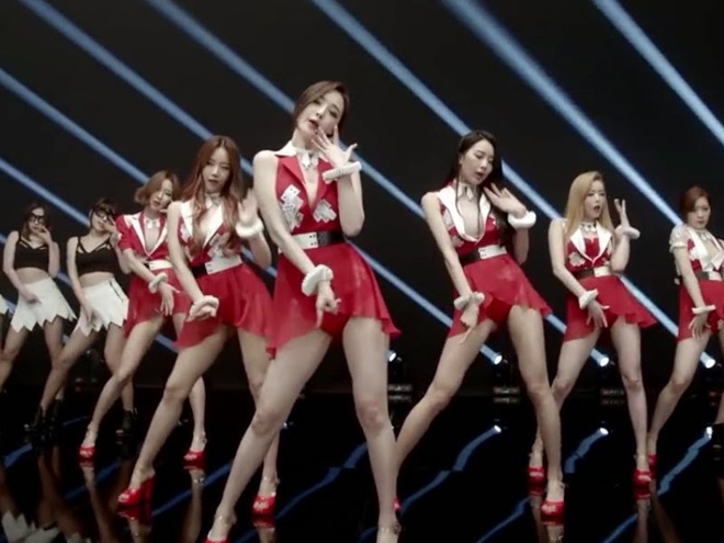  Tiffany trong phần trình diễn cá nhân tại buổi concert của SNSD đã khiến fan kinh ngạc khi thể hiện khía cạnh gợi cảm. Thế nhưng, bộ trang phục của cô được xem là không phù hợp khi người hâm mộ của SNSD lúc đấy đa phần là các bạn trẻ, vị thành niên. 