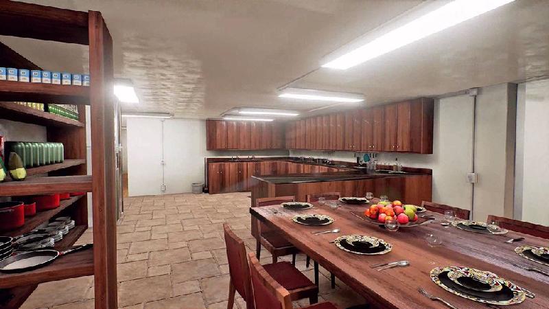 Aristocrat, Đức: Boongke này có thể cung cấp chỗ ở cho 50 người. Nơi đây có phòng gym, bếp, khu giặt là, bể bơi, phòng xông hơi, chỗ chơi bowling và thậm chí cả phòng ăn tối sang trọng. Để mua chỗ ở đây, bạn phải chi ra 35.000 USD. Ảnh: CBSNews.