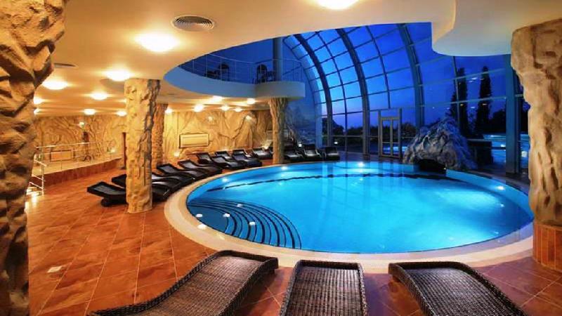 9 boongke xa xỉ phòng tận thế của giới nhà giàu hình ảnh 8 Boongke The Billionaire, Đức: Các gia đình thượng lưu có thể mua chỗ ở đây với giá từ 25.000 đến 200.000 USD. Khu tổ hợp khổng lồ này có cả lớp học, phòng gym, bể bơi, thư viện, bếp, quầy rượu. Boongke có hệ thống an toàn tối tân, với ba lối vào chính có cửa an ninh và một cửa thủy lực 40 tấn. Ảnh: Forbes.