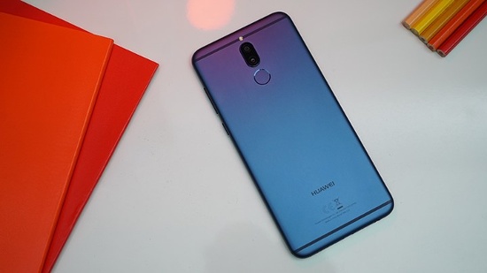 Huawei Nova 2i có thiết kế kim loại nguyên khối và nổi bật ngay từ cái nhìn đầu tiên nhất là ở mặt trước với màn hình viền mỏng giống với nhiều điện thoại cao cấp hiện nay như Galaxy Note8, Galaxy S8/S8+ hay LG G6. 