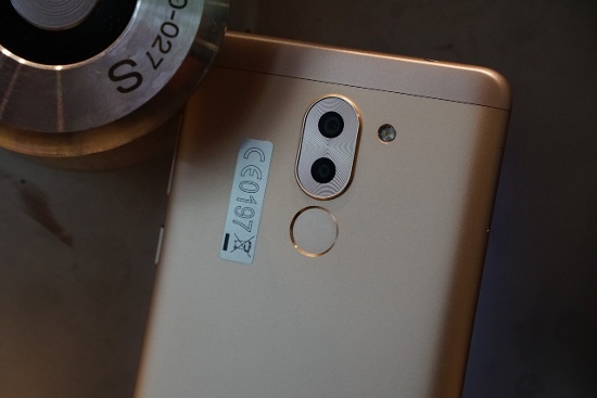 Máy vẫn có màn hình 5,5 inch độ phân giải Full HD, vi xử lý Kirin 655, RAM 4GB và bộ nhớ trong 64GB. Huawei GR5 2017 Pro có camera kép 12 megapixel + 2 megapixel với khả năng chụp ảnh xóa phông và camera phụ 8 megapixel ở mặt trước, pin đi kèm dung lượng 3340mAh. 