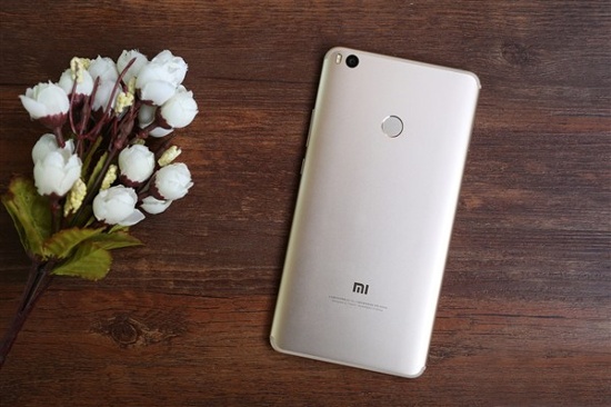 Mi Max 2 có thiết kế kim loại nguyên khối với các cạnh bo vát nhẹ, dải ăng ten ở mặt sau được thiết kế ẩn sát mép cạnh đỉnh và cạnh đáy giống như iPhone 7/7 Plus. Thiết bị lớn nhưng khá mỏng với chiều dày chỉ 0.7mm.