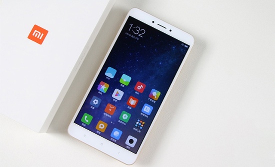 Thiết bị được trang bị vi xử lý Snapdragon 625, RAM 4GB, tùy chọn bộ nhớ 64GB hoặc 128GB và có thể mở rộng bộ nhớ thông qua khe cắm microSD tối đa 128GB. Pin đi kèm hỗ trợ công nghệ sạc nhanh Quick Charge 3.0 kết hợp hỗ trợ sạc song song (Parallel charging), cho phép sạc đầy 68% pin chỉ trong 1 giờ.  