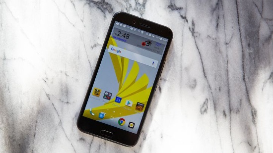 HTC 10 Evo cũng là chiếc smartphone duy nhất trong danh sách sở hữu màn hình 5,5 inch độ phân giải 2K (2560 x 1440 pixel) được bảo vệ bằng kính Gorilla Glass 5.