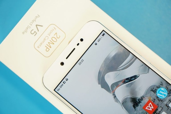 Vivo V5: Camera cũng chính là điểm nhấn trên chiếc smartphone này, nhưng không phải là camera kép mà Vivo V5 nhấn mạnh vào khả năng chụp ảnh selfie với camera trước độ phân giải lên tới 20 megapixel, khẩu độ f/2.0, tích hợp đèn flash với chế độ chụp ảnh thiếu sáng mà Vivo gọi là Moonlight Selfie. 