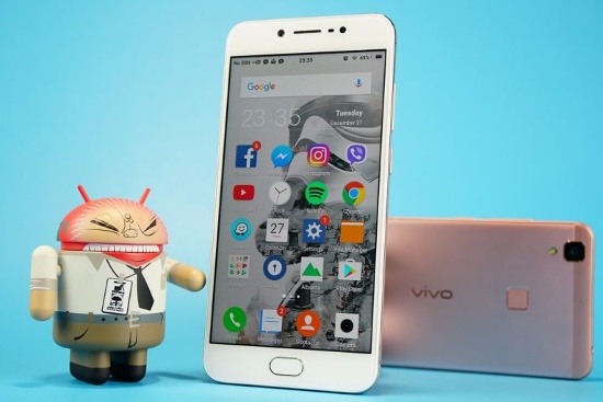 Vivo V5 đi kèm màn hình IPS 5,5 inch độ phân giải HD, vi xử lý 8 nhân 64 bit, 4GB RAM, bộ nhớ trong 32GB có thể nâng cấp thông qua khe cắm thẻ nhớ mở rộng, hỗ trợ chip âm thanh Hi-Fi đi kèm thỏi pin 3000mAh. 