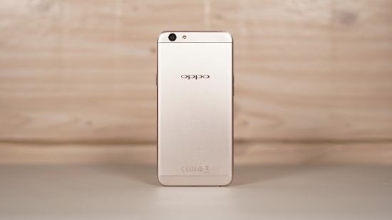 Oppo F1s 2017 có thiết kế giống hệt Oppo F1s với vỏ kim loại có độ hoàn thiện cao với chất lượng hoàn thiện tốt. Dù không phải là thiết kế kim loại nguyên khối nhưng khung và mặt lưng kim loại được gắn kết đồng nhất.